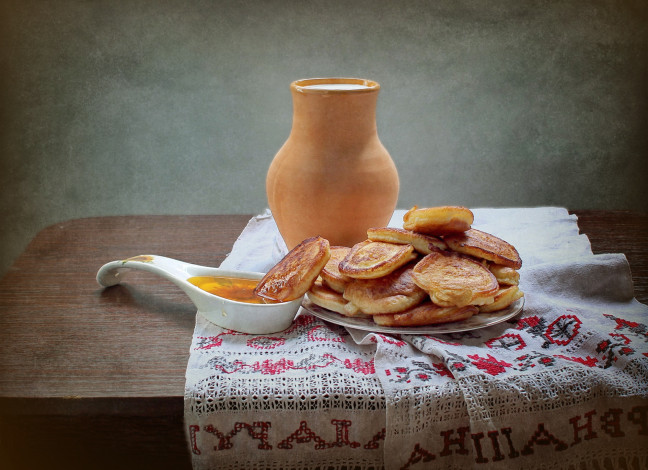 Обои картинки фото еда, блины,  оладьи, кувшин, оладьи, мед