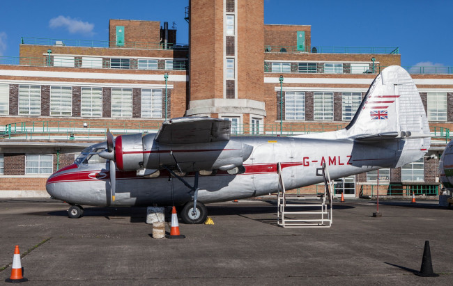 Обои картинки фото авиация, грузовые самолёты, стоянка, самолет