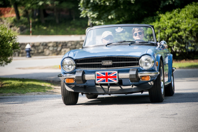 Обои картинки фото triumph tr6, автомобили, triumph, автошоу, автопробег, выставка
