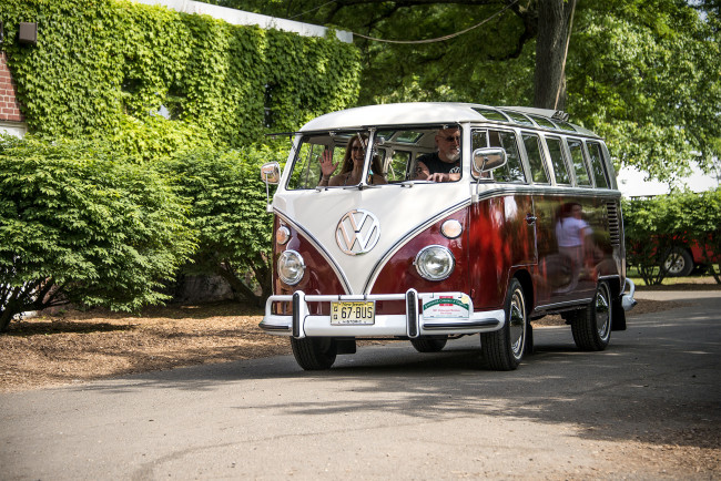 Обои картинки фото vw microbus,  1967, автомобили, volkswagen, выставка, автошоу, автопробег