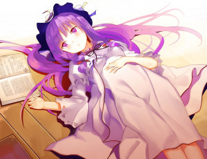 Картинка аниме touhou лежит девушка книга арт patchouli knowledge