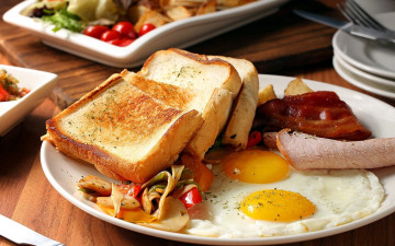 Картинка еда Яичные+блюда бекон глазунья гренки
