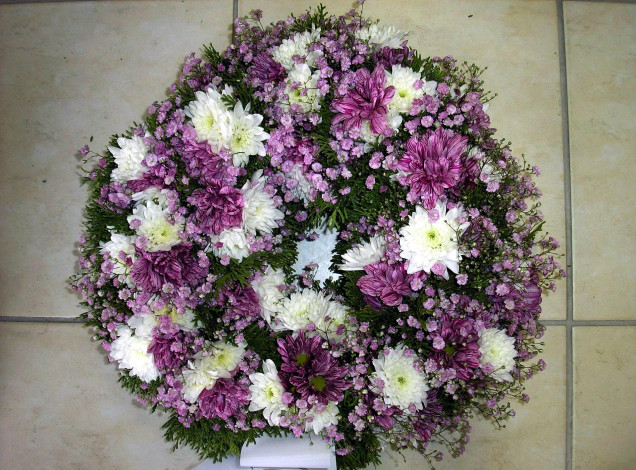 Обои картинки фото цветы, букеты,  композиции, венок, хризантемы