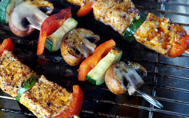 Обои картинки фото еда, шашлык,  барбекю, цуккини, перец, шампиньоны