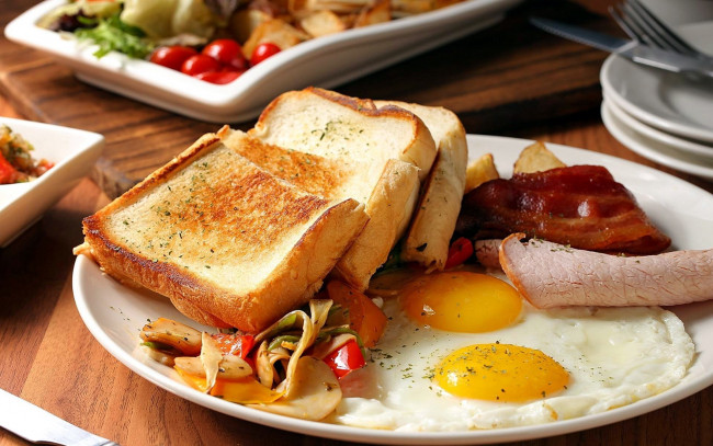 Обои картинки фото еда, Яичные блюда, бекон, глазунья, гренки
