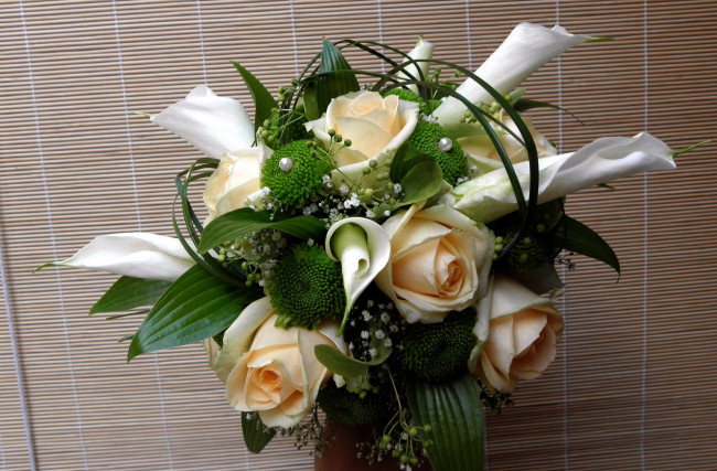 Обои картинки фото цветы, букеты,  композиции, каллы, розы