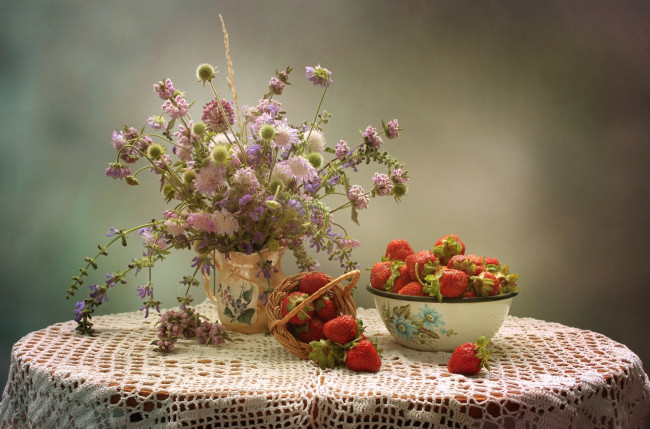 Обои картинки фото еда, натюрморт, клубника, лето, букет, скабиоза