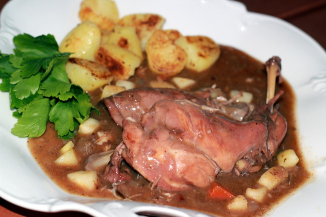 Обои картинки фото еда, мясные блюда, зелень, кролик