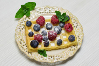 Картинка еда мороженое +десерты ягоды черника пудра сахарная вафли