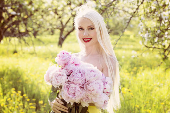 Картинка девушки -unsort+ блондинки пионы девушка улыбка букет блонди цветы боке