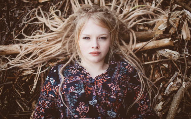 Обои картинки фото девушки, -unsort , блондинки, взгляд, настроение, дреды, лицо, волосы