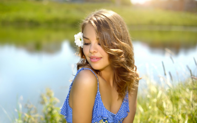 Обои картинки фото девушки, -unsort , брюнетки,  шатенки, шатенка, цветок, боке, прическа, речка, зелень, девушка, лето, солнце, природа, платье