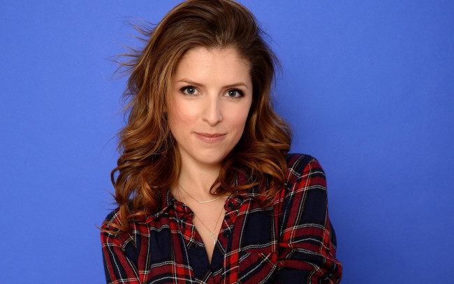 Обои картинки фото девушки, anna kendrick, рубашка, улыбка, лицо, актриса, анна, кендрик