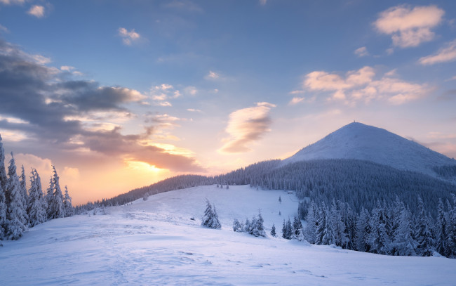 Обои картинки фото природа, зима, лучи, мороз, лес, ели, холмы, небо, ёлки, снег, склоны, сугробы, пейзаж, горы, облака, следы, вершины