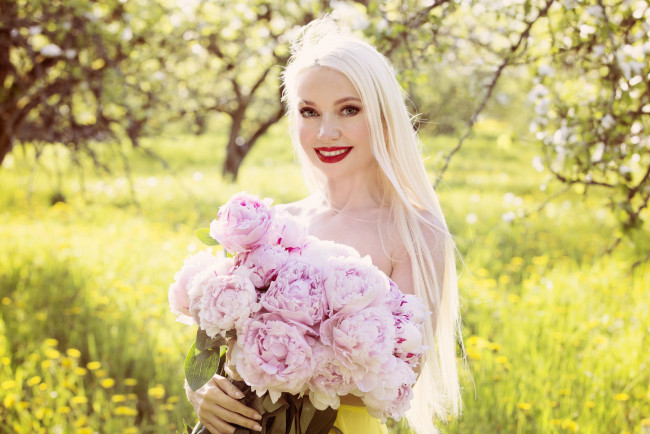 Обои картинки фото девушки, -unsort , блондинки, пионы, девушка, улыбка, букет, блонди, цветы, боке