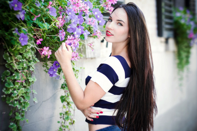 Обои картинки фото девушки, -unsort , брюнетки,  шатенки, nathalia, взгляд, девушка, цветы, волосы