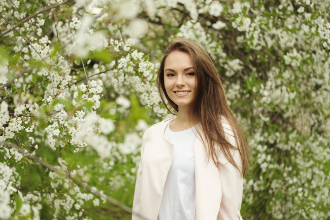 Обои картинки фото девушки, -unsort , брюнетки,  шатенки, взгляд, волосы, цветение, милашка, модель, улыбка, лицо