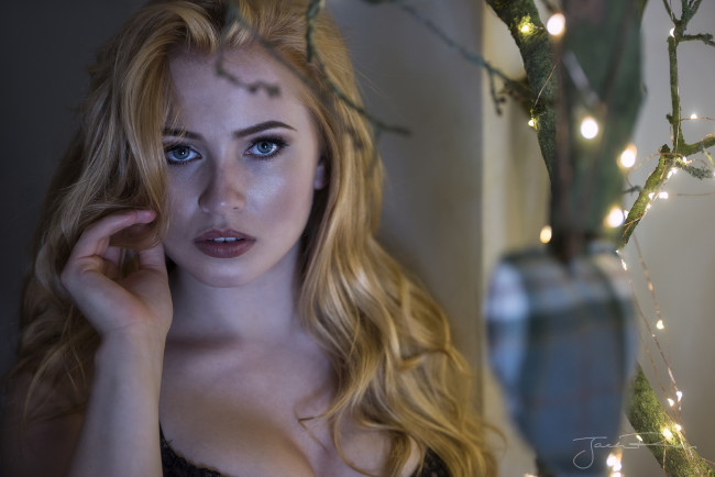 Обои картинки фото девушки, -unsort , лица,  портреты, портрет, взгляд, лампочки