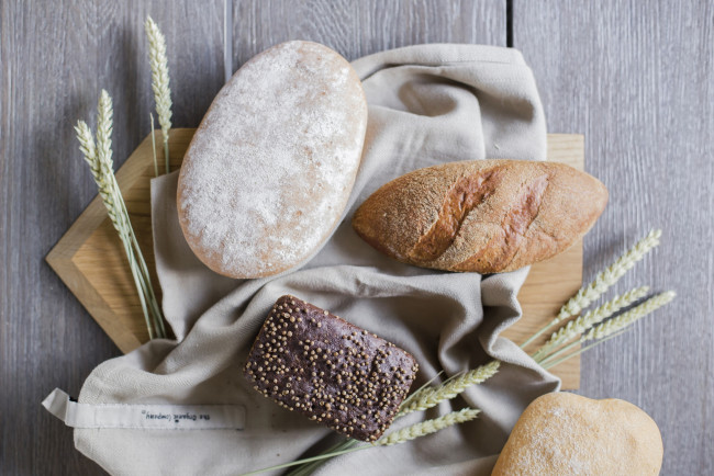 Обои картинки фото еда, хлеб,  выпечка, колос, салфетка