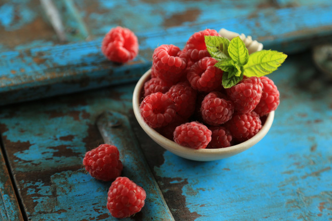 Обои картинки фото еда, малина, листик, ягода, спелая