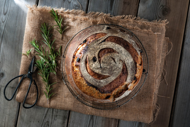 Обои картинки фото еда, хлеб,  выпечка, веточка, ножницы, салфетка