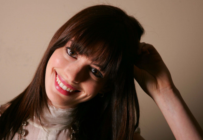 Обои картинки фото девушки, anne hathaway, улыбка, актриса, энн, хэтуэй, лицо