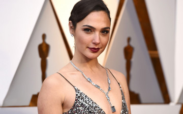 Картинка девушки gal+gadot ожерелье брюнетка улыбка актриса