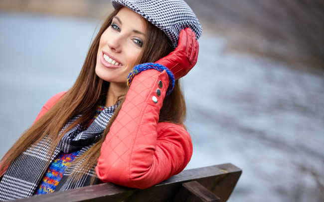 Обои картинки фото izabela magier, девушки, кепка, улыбка, izabela, magier, скамейка, шарф, перчатки, куртка