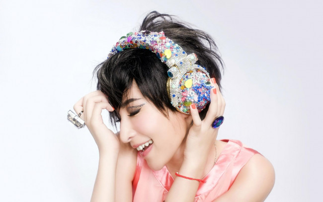 Обои картинки фото музыка, -другое, эмоции, наушники, лицо, девушка