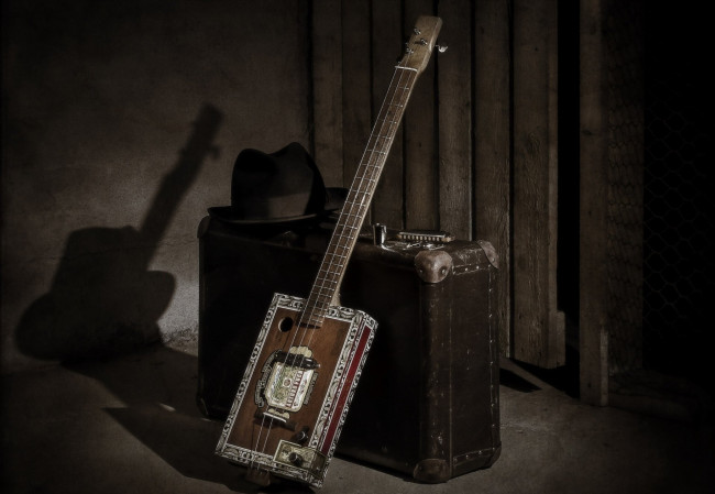 Обои картинки фото музыка, -музыкальные инструменты, гитара, чемодан, шляпа