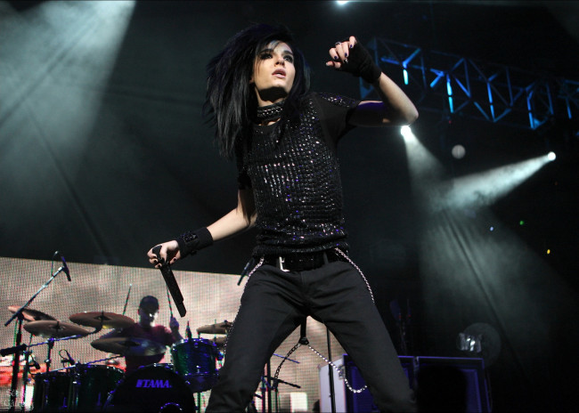 Обои картинки фото музыка, tokio hotel, барабанщик, концерт, микрофон, солист, свет