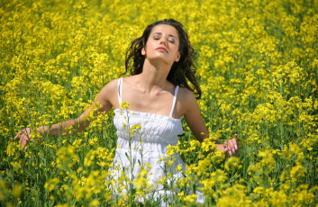 Картинка девушки -unsort+ брюнетки темноволосые сарафан цветы поле брюнетка irina b