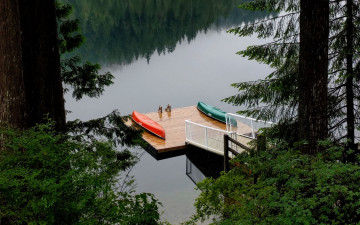 Картинка корабли лодки +шлюпки река сосны пирс отражение