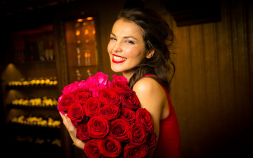 Картинка музыка сати+казанова певица шатенка улыбка букет розы