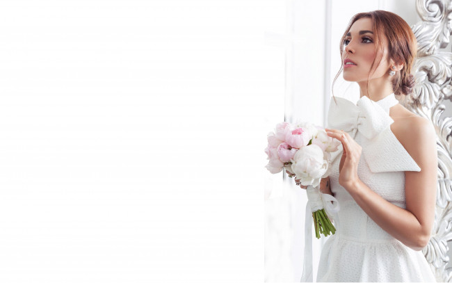 Обои картинки фото музыка, сати казанова, певица, рыжая, платье, букет, пионы