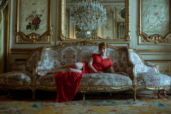 Картинка кино+фильмы la+casa+de+papel зеркало люстра диван девушка