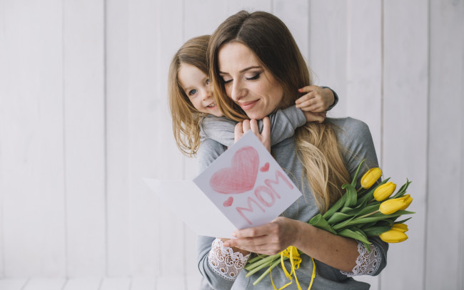 Обои картинки фото разное, люди, мама, дочка, открытка, цветы, тюльпаны