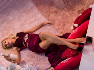 Картинка девушка+-+girl девушки -+блондинки +светловолосые девушка женщина блондинка светловолосая сексуальная модель звезда позирует разная обувь верхняя стильная одежда нижнее эротическое бельё трусы лифчик колготки чулки аксессуары макияж и множество элементов на фотографии