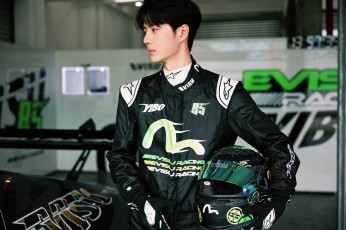 Картинка мужчины wang+yi+bo актер форма шлем