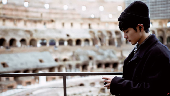 Обои картинки фото мужчины, xiao zhan, актер, шапка, пальто, колизей