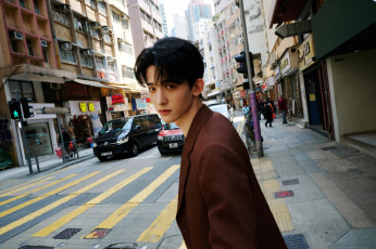 обоя chang hua sen, мужчины, актер, пиджак, улица, дорога, переход, город, транспорт