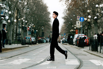 Картинка wang+xing+yue мужчины актер костюм город улица дорога рельсы транспорт