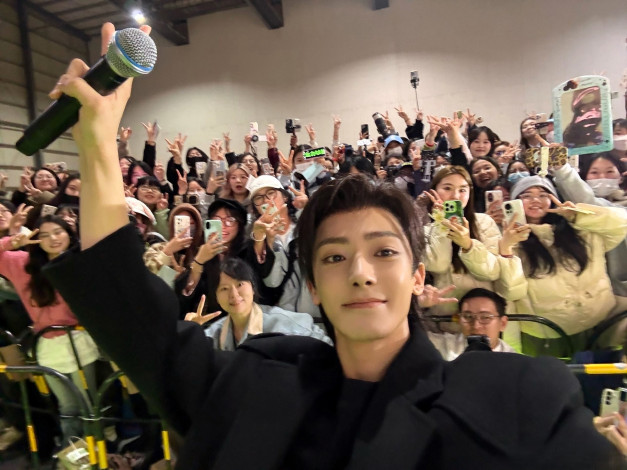 Обои картинки фото мужчины, hou ming hao, актер, пиджак, микрофон, люди