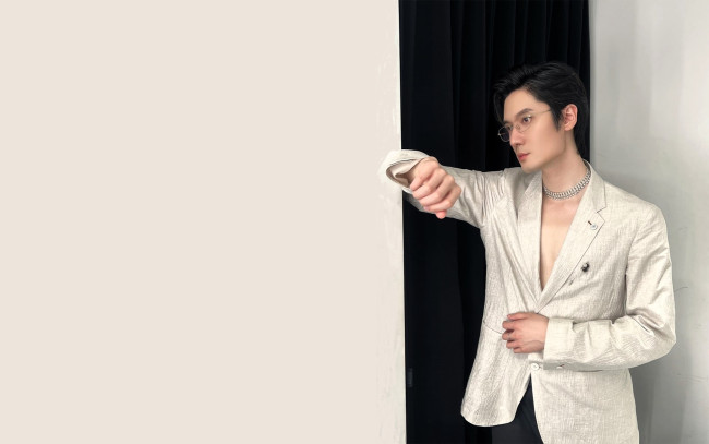 Обои картинки фото мужчины, liu haikuan, актер, очки, ожерелье, пиджак, шторы