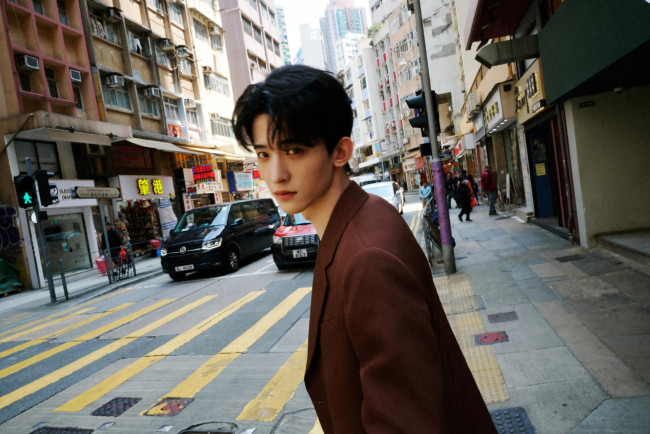 Обои картинки фото chang hua sen, мужчины, актер, пиджак, улица, дорога, переход, город, транспорт