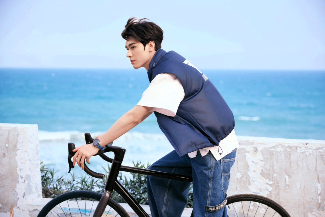 Обои картинки фото мужчины, gong jun | simon gong, актер, рубашка, жилет, джинсы, велосипед, ограда, море