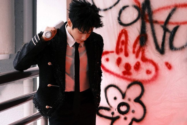 Обои картинки фото мужчины, luo yunxi, актер, пиджак, граффити