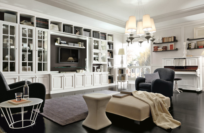 Обои картинки фото интерьер, гостиная, пианино, шкаф, люстра, белый, кресло