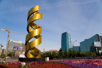 Картинка города памятники скульптуры арт объекты цветы дома кран