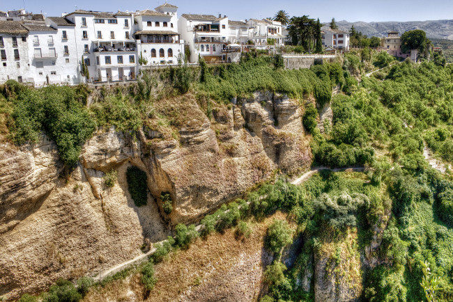 Обои картинки фото ronda, andalusia, spain, города, пейзажи, тропинка, здания, горы, обрыв, ронда, андалусия, испания